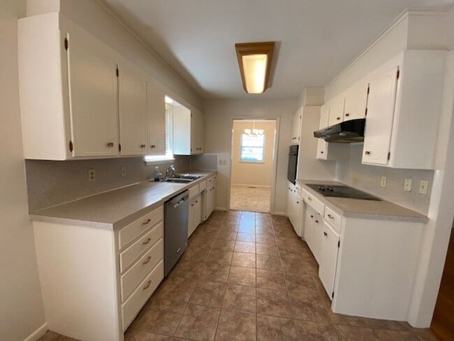 Building Photo - LARGE | 3 Bed | 2 Bath | Midtown Tulsa