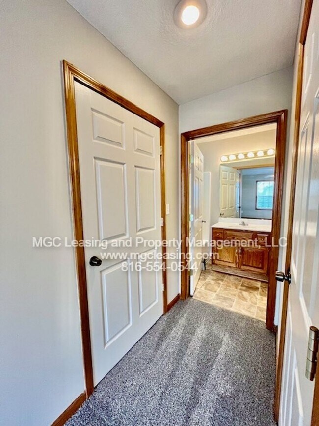 Building Photo - Beautiful Ranch-Style Duplex in Peculiar, MO - Available 09/22/26