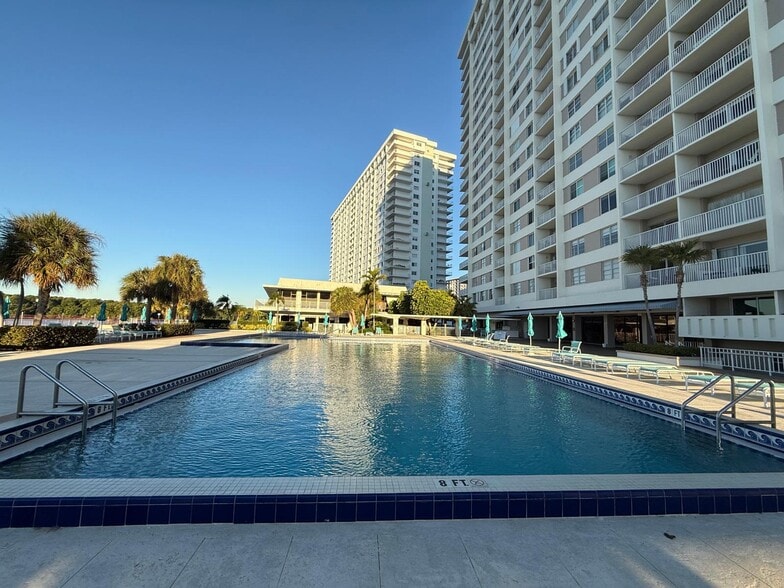 Building Photo - 300 Bayview Dr