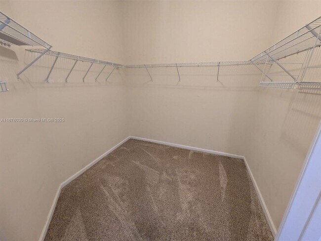 Building Photo - 403 S Sapodilla Ave