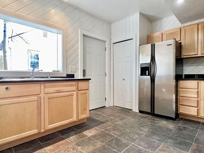 Building Photo - 933 E Front St