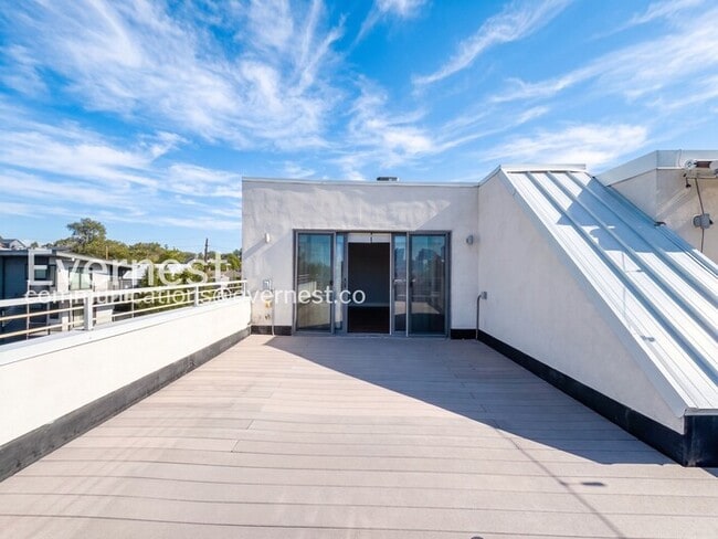 Building Photo - 3 Bed/3 Bath Townhome with Garage / Available Now!