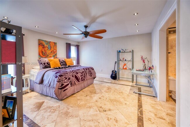 Building Photo - 5826 SW 17th St