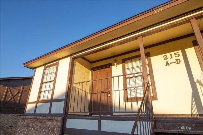 Primary Photo - 215 Roberts Cir