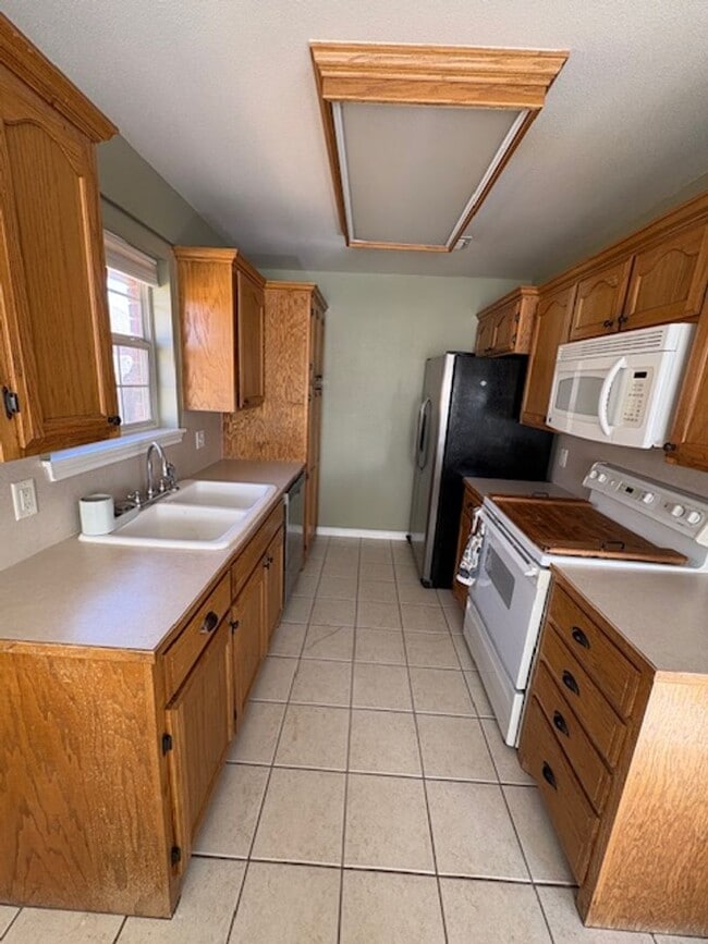 Building Photo - 4001 Sera Dr