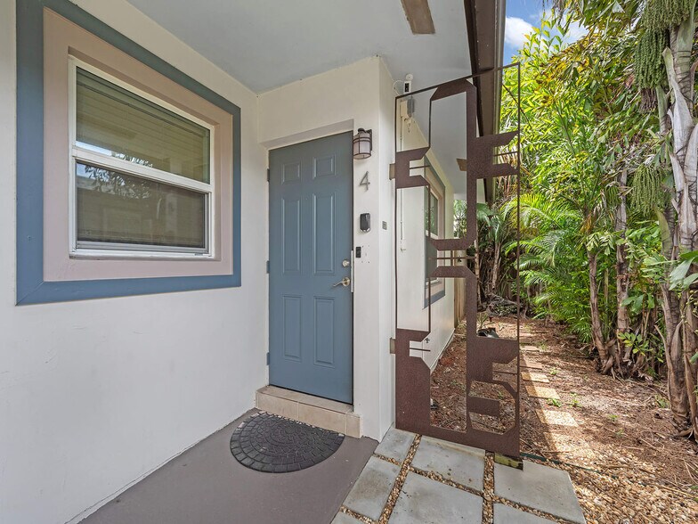 Building Photo - 909 NE 23rd Dr