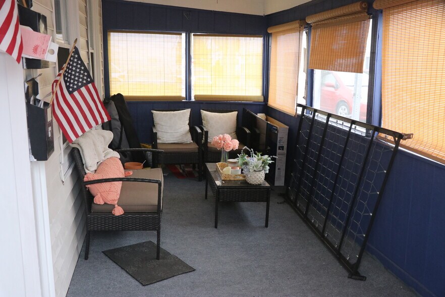 Front Porch - 1 - 43 Congregational St