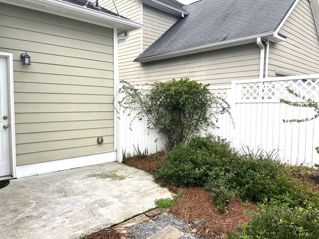 Building Photo - The Highlands!!