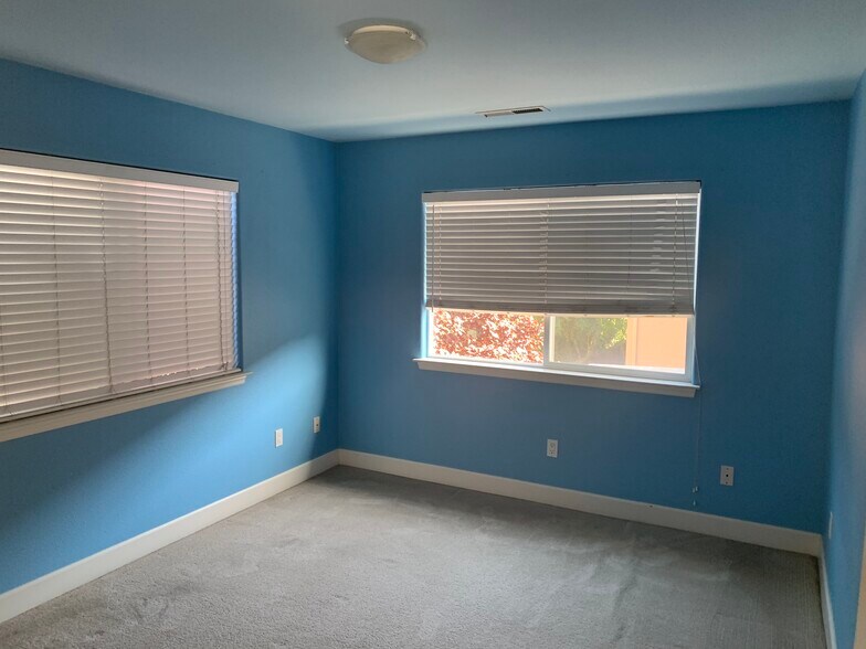 Building Photo - 400 Cypress Ave