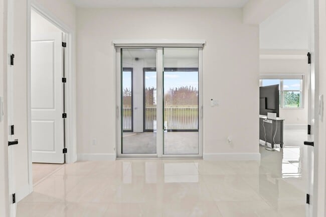 Building Photo - 15030 Wildwood Cir