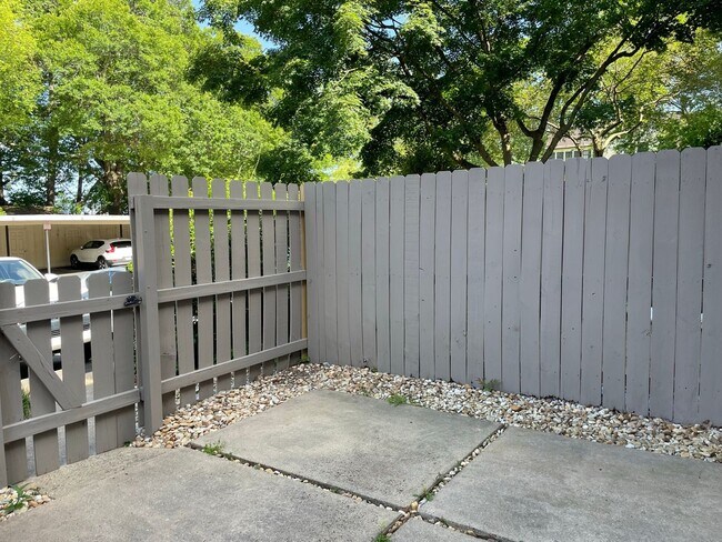 Building Photo - Williamsburg Townhome Available for Rent