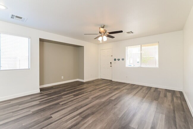 Building Photo - 978 Medina De Leon Ave