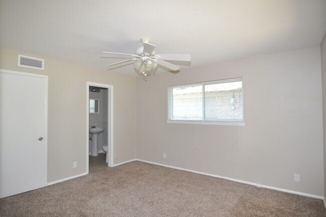 Building Photo - 1117 Trailwood Dr