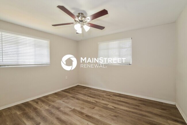 Building Photo - 3 Bedroom Pet-Friendly Home in DELAND, FL with Main Street Renewal