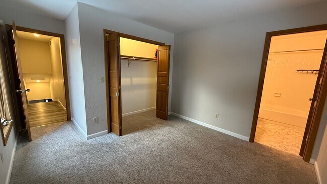 Building Photo - Lovely 2 bed townhome with private bathrooms for each!  Don't miss!