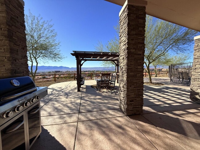 Building Photo - Beautiful Contemporary home with panoramic...