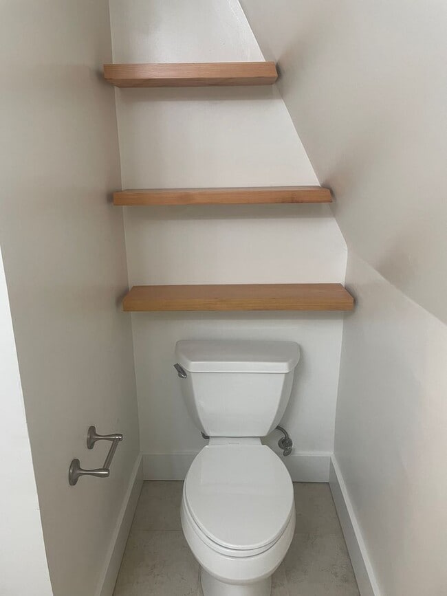 Building Photo - Nicely Maintained Clinton Home with Upgrades and Fenced Yard!