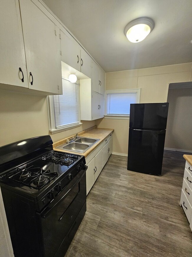 Building Photo - Clean 2 bedroom, 1 bath.