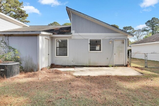 Building Photo - Adorable Duplex!