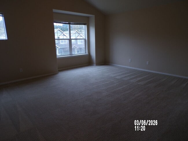 Building Photo - Newly remodeled Meadows Townhome