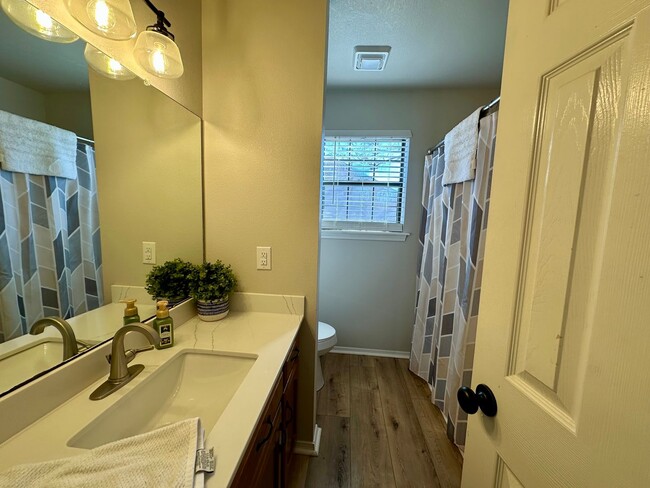 Building Photo - Welcome to this charming 3-bedroom, 2-bathroom home located in the heart of Russellville, AR.