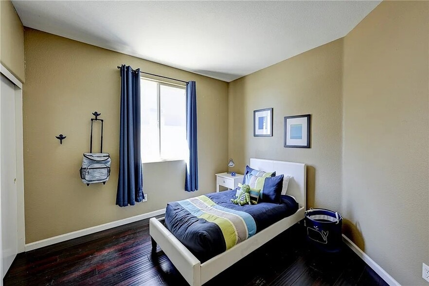 Building Photo - 27507 Fallbrook Ct