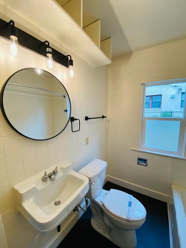 Building Photo - 830 SE Belmont St