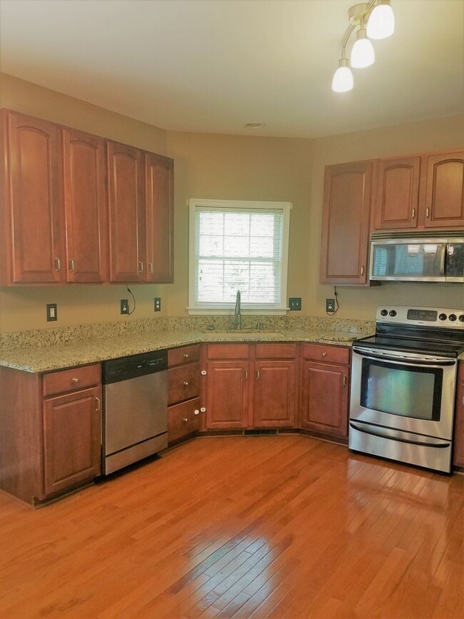 Building Photo - Large 2 story transitional in Birkdale