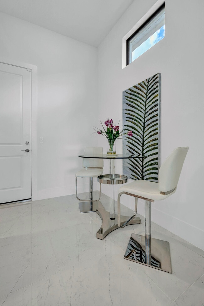 Building Photo - 5320 St Armands Way