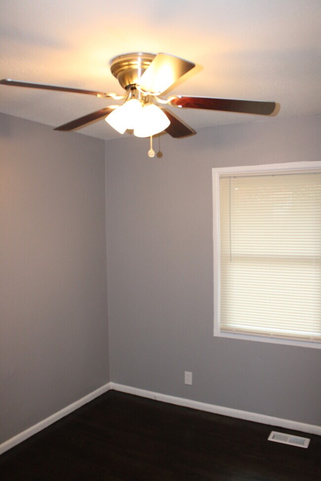 Building Photo - Spacious 4-bedroom, 1.5-bath home located ...