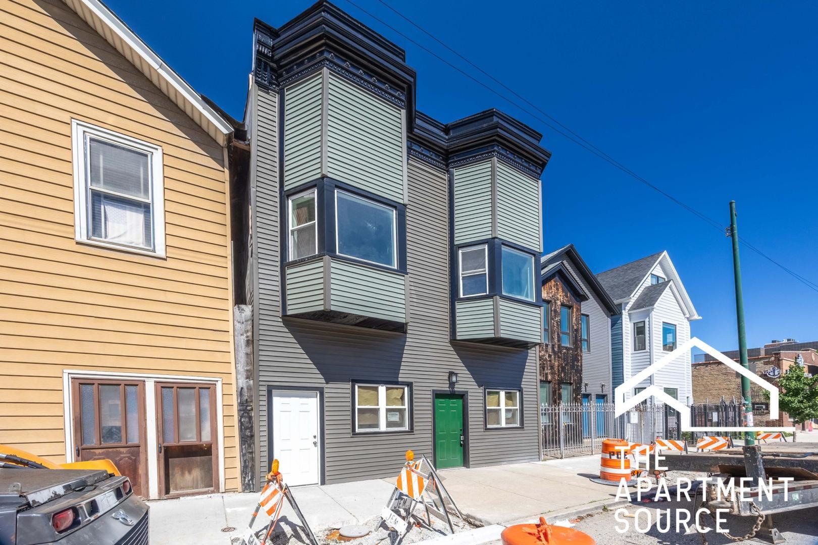 Building Photo - 1742 N California Ave
