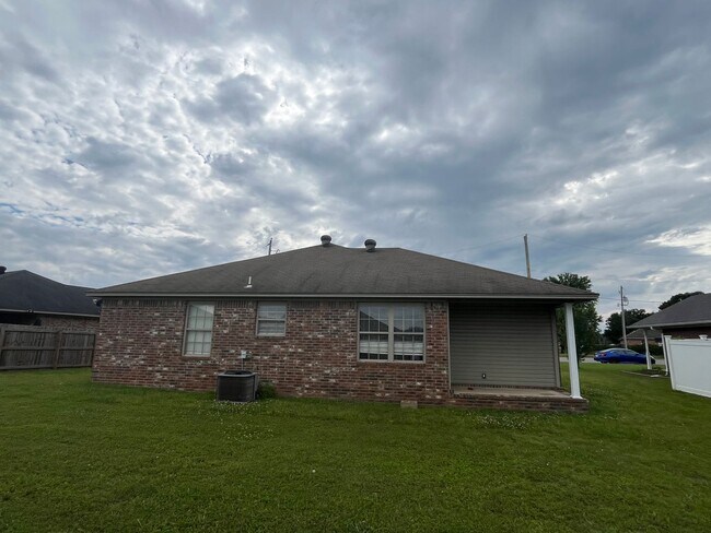 Building Photo - 1528 E 11th Cove