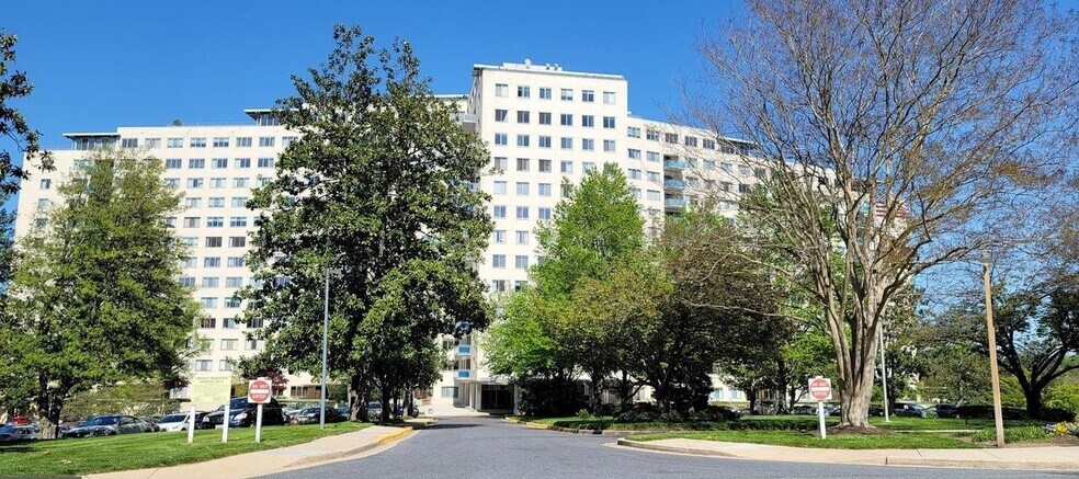 Building Photo - 10201 Grosvenor Pl