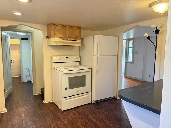 Building Photo - Charming 1 Bedroom Cottage with Bonus Room...