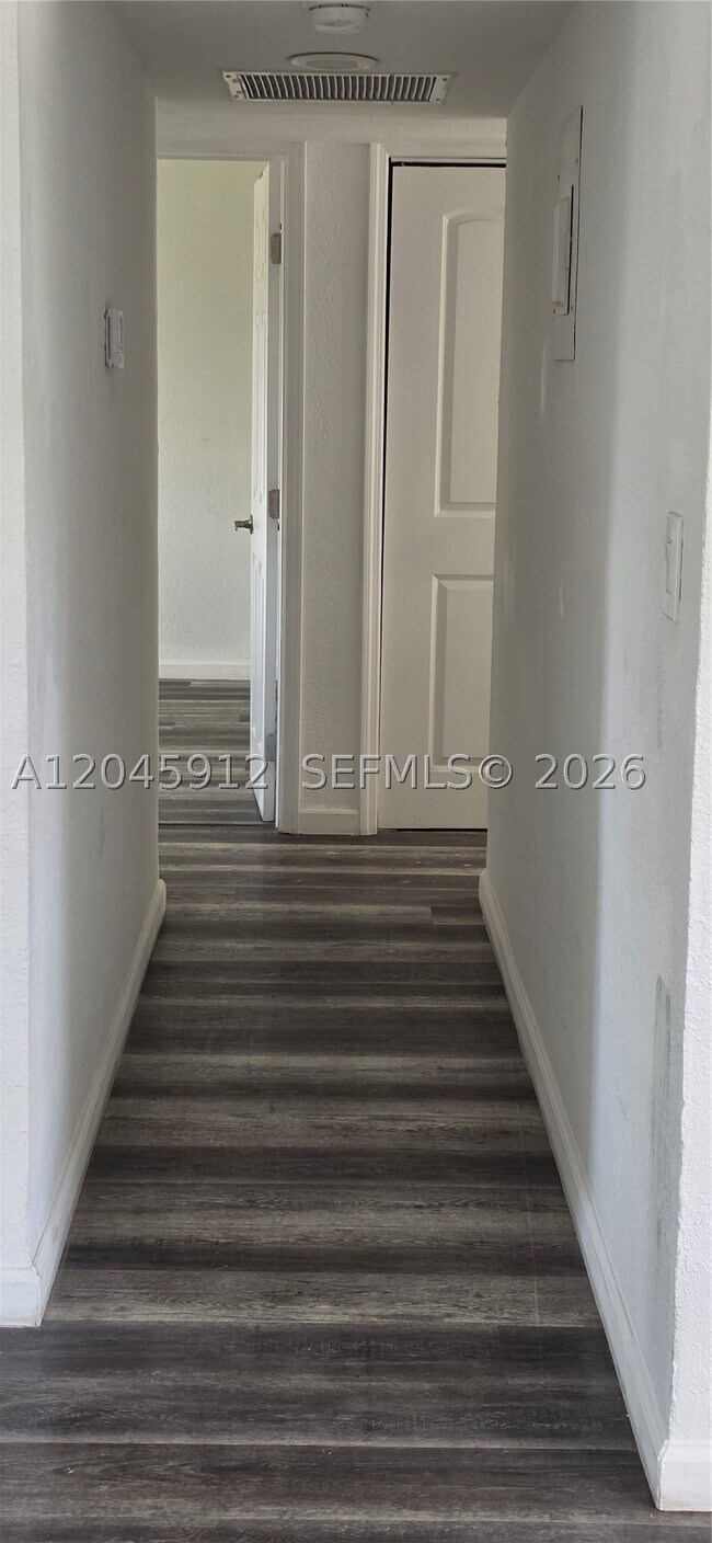 Building Photo - 20201 NE 29th Ct