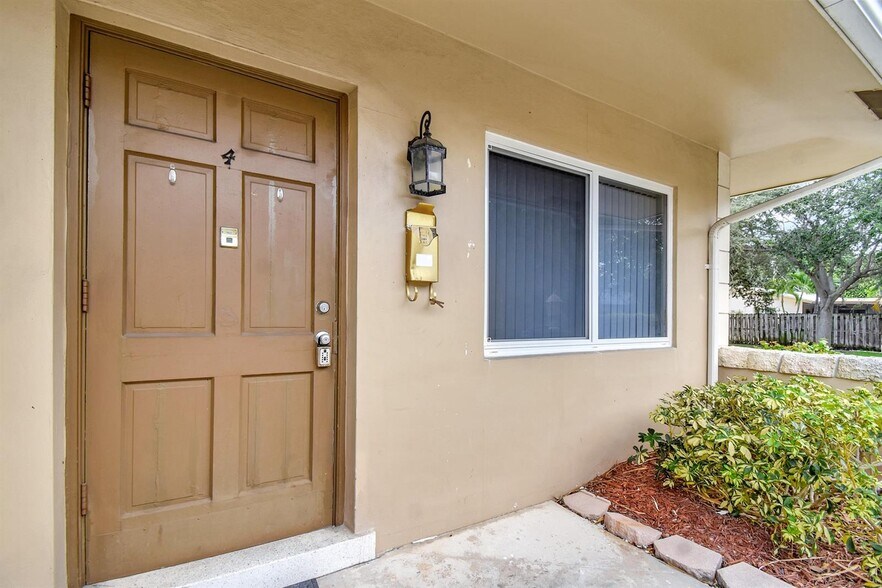 Building Photo - 4751 NE 21st Ter