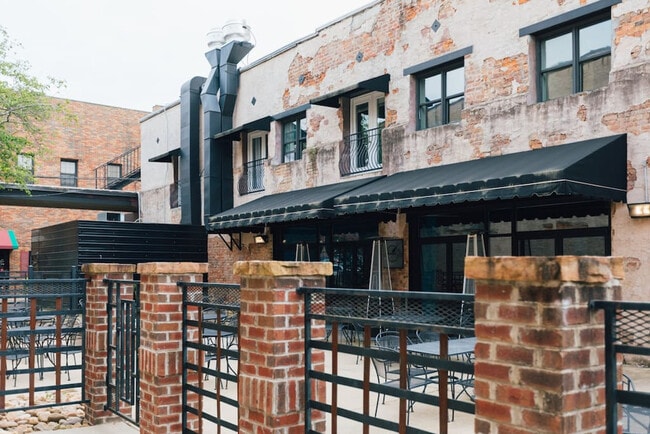 Building Photo - 202 E Main St