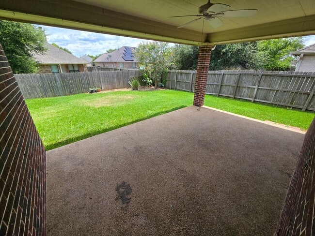 Building Photo - College Station - Large 4 bedrooms / 2.5 baths with garage and fenced yard!!