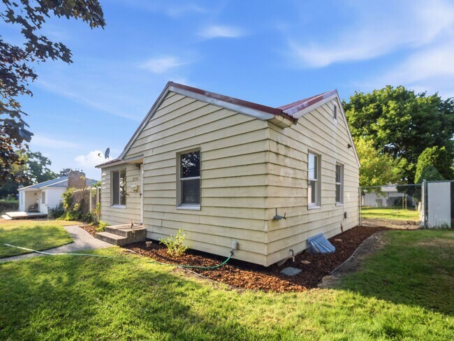 Building Photo - 2716 W Everett Ave