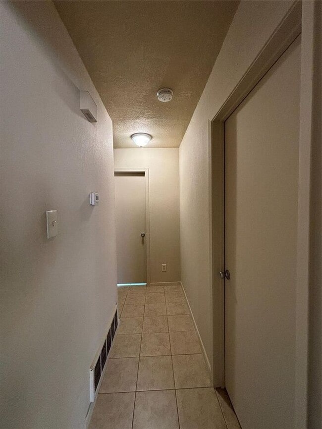 Building Photo - Beautifully updated 3-bedroom 2-bath home