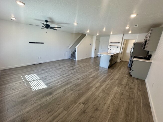 Building Photo - Adorable Long Valley Townhome!