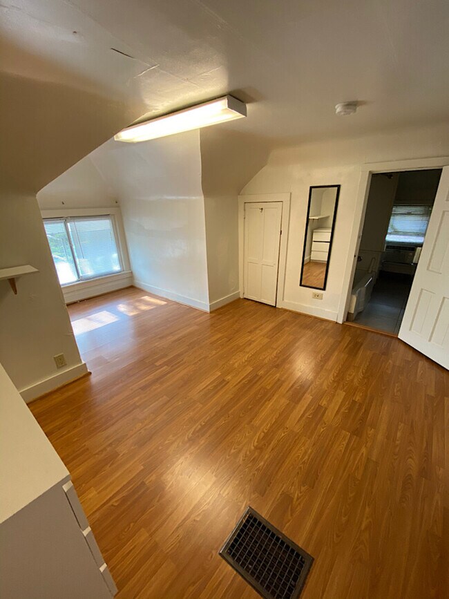Building Photo - 420 N Dubuque St