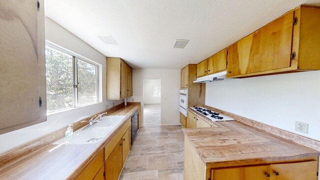 Building Photo - Charming 3 bedroom 2 bathroom in Yucaipa