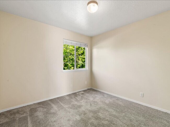 Building Photo - 3 Bedroom 2.5 Bathroom Home in Southwest B...