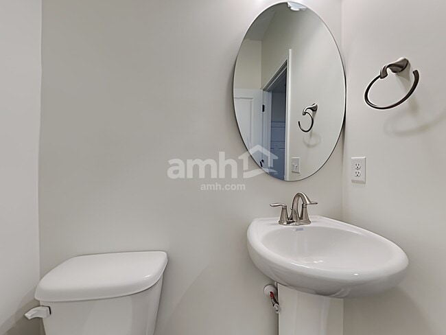 Building Photo - 617 W Lionel Rd