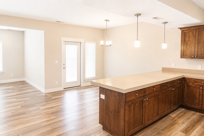 Building Photo - Lovely Townhouse For Rent