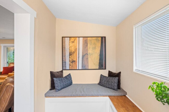 Building Photo - 9810 NE 3rd St