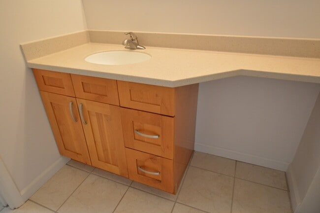 Building Photo - Pearl Regency Condo - 1 bedroom, 1 bath, 1 parking Avail 11/1/2021