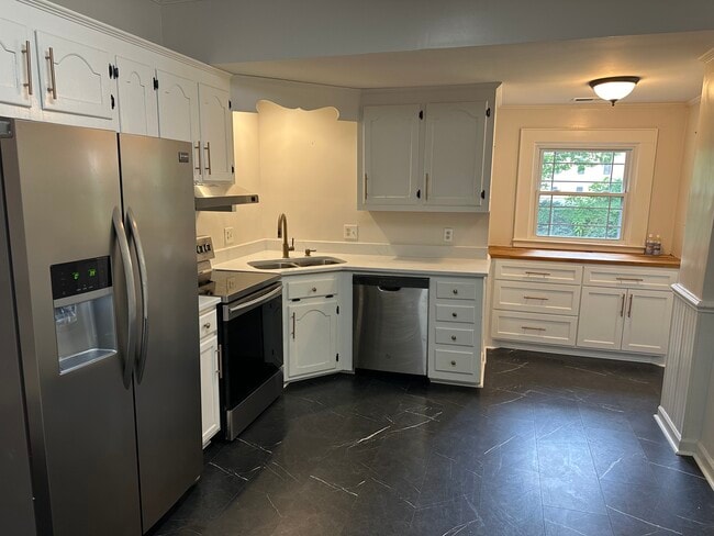 Building Photo - 600 W Mountain St