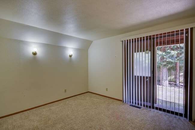 Building Photo - Unique 3 Bed 3 Bath Home